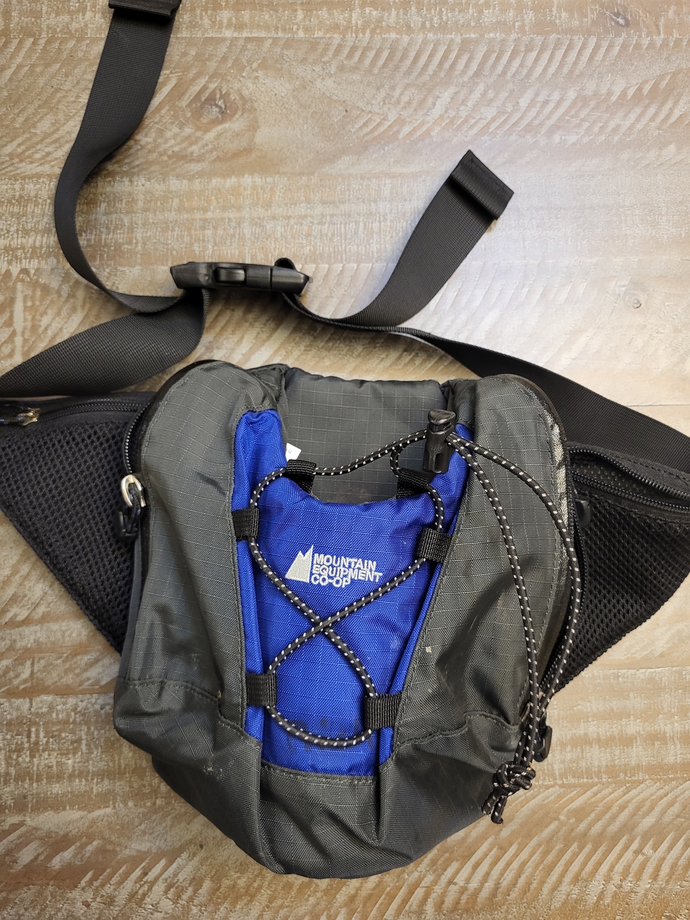 Mountain Equipment Co-op Men’s Blue and Black Belt Bag